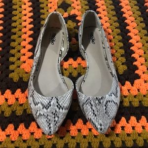 Snakeskin print pointed flats